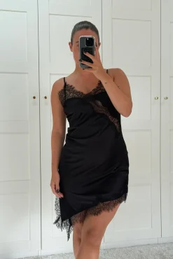 Hot Dear Molly Lace Midi Dress Black