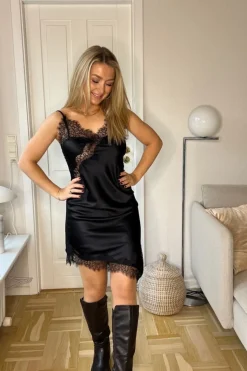 Hot Dear Molly Lace Midi Dress Black