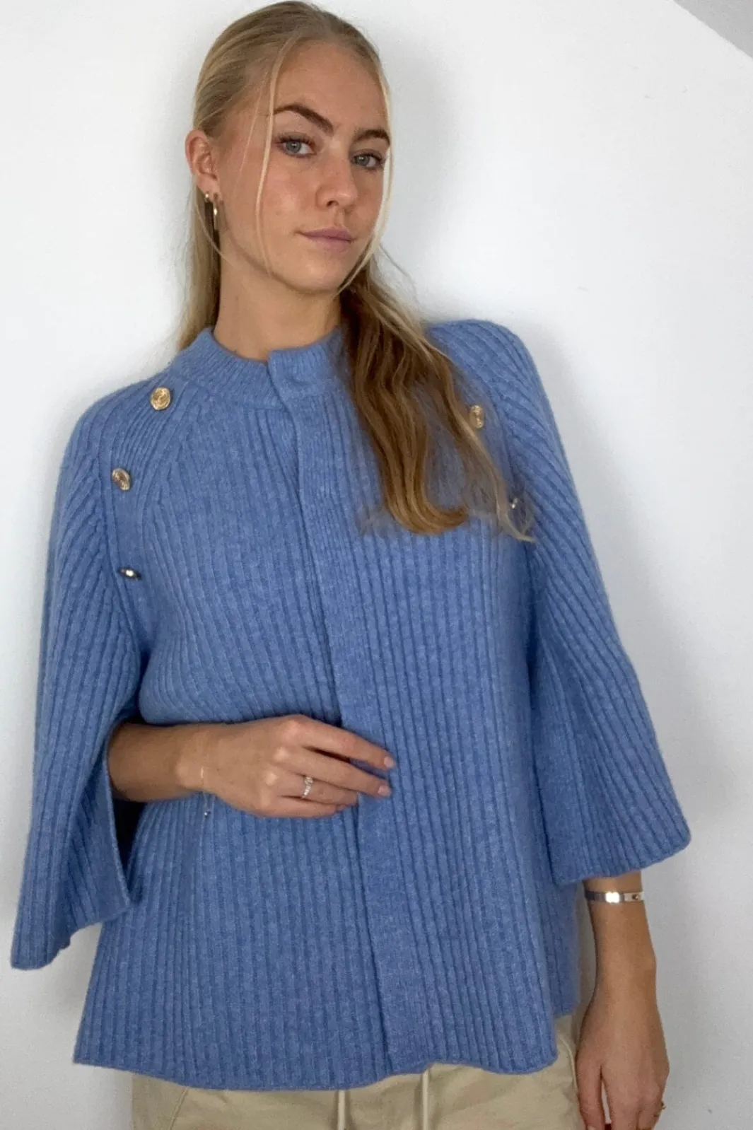 Continue Louis Cape 15100 Light Blue