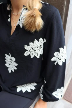 Hot Liberte Meg Ls Vneck Blouse 22318 Black Creme Leaf