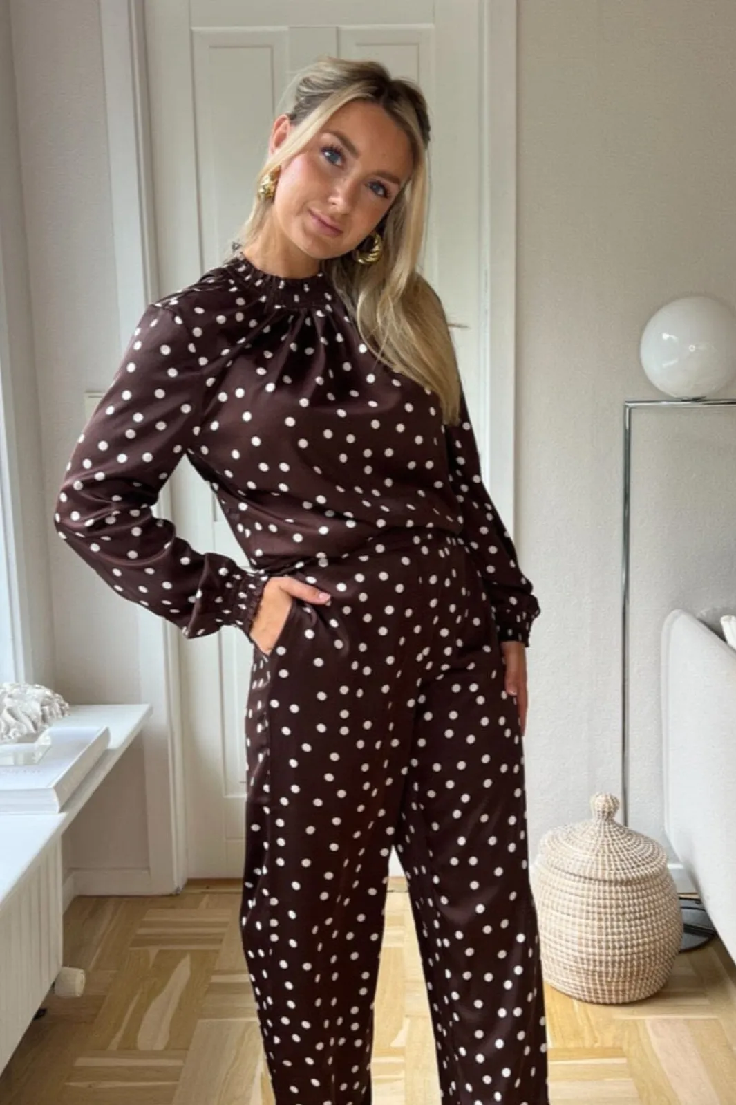 Discount Noisy May Nmbambi L/S Satin Highneck Top 5070527 Chocolate Brown White Polka Dots