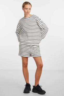 Hot Pieces Pcchilli Summer Shorts Stripe 4410140 Cloud Dancer Black