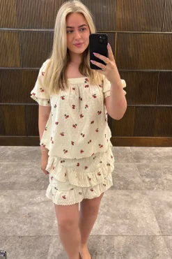 Hot Pieces Pcthea Short Smock Skirt Pp 4936524 Cloud Cream Cherries
